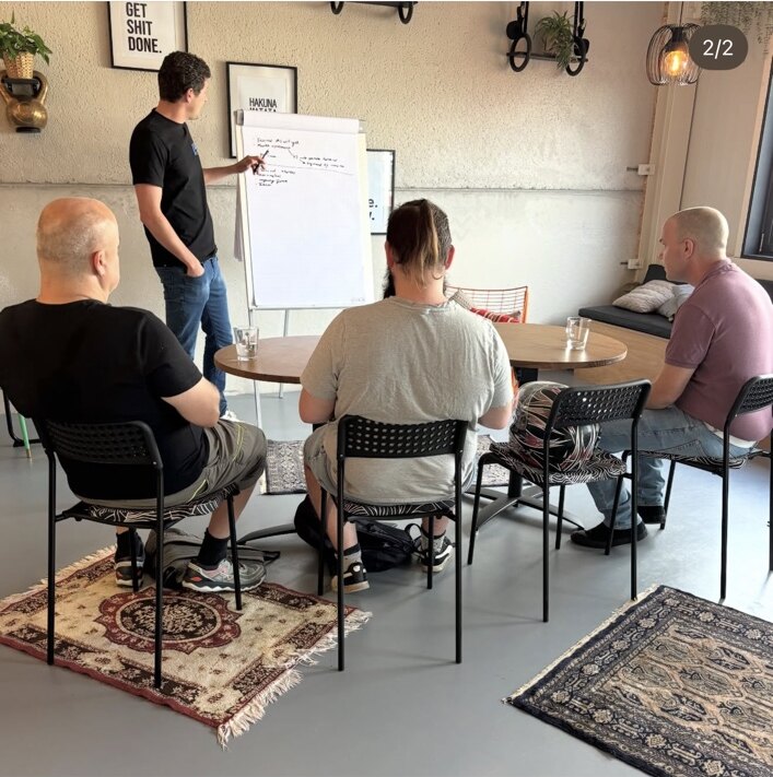 Begeleiding in beweging en waar passend contact met anderen.